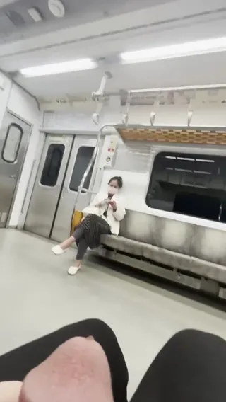 지하철에서 딸딸이 치는 역대급 개또라이가 나타났다! - 실시간 국산야동 국산야동