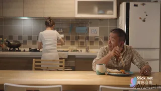 아들 깨워주는 새엄마