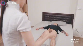 자고 잇는 오빠 자지를 빨아대는 여동생