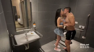 화장실에서 격렬한 뒤치기