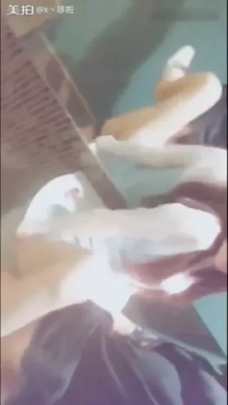 노래방에서 술 많이 마셔서 몰래 자위를 했어요.