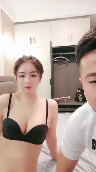 최근 바다에 들어간 최고의 자동차 모델, b는 아직 매우 핑크색이고 타이트하다. 마치 남자친구가 바다에 데리…