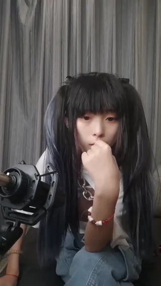 말랑말랑한 몸매가 예쁜 고3 후배와 두 선배가 3P 격전을 벌이다 가냘프고 작은 몸이 …