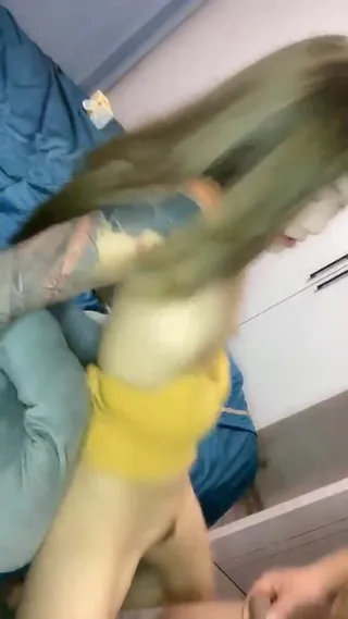 얼굴을 내밀고 작은 형과 격정이 탁탁하고, 입이 큰 닭발은 작은 형에게 작은 입에 뽀뽀를 하고 …