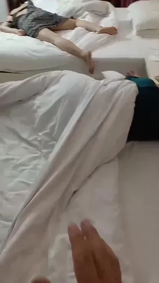 "청순한 여자 절친"은 창녀 여동생을 업고 그녀의 섹시한 절친을 유혹하고, 창녀 여동생은 잠을 자면서 절친에…