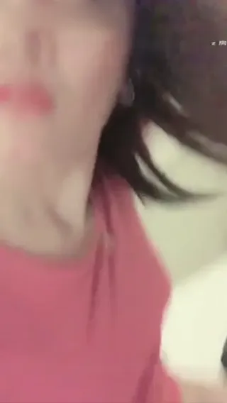 예쁜 어누나 잎사귀 작은 누나가 남자를 꼬신다 짝짝짝 대쇼 격정 입씨름 짝짝짝 아주 매혹적이다