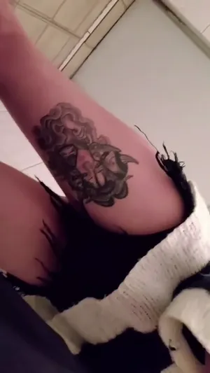 간단 화장실 다리문신녀